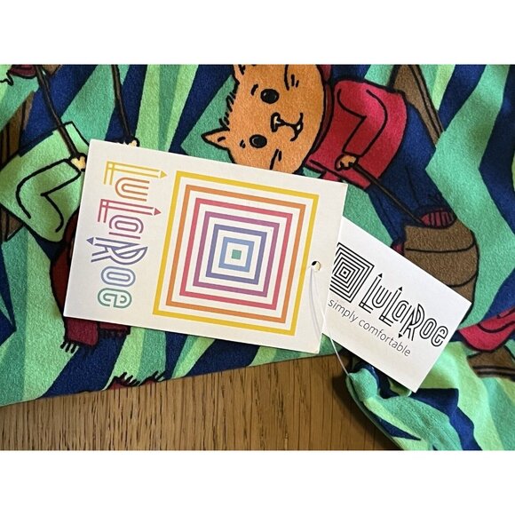 LuLaRoe T Shirt Large Green brown cat kitty kitten on sled Size Small Winter NWT - Picture 10 of 10